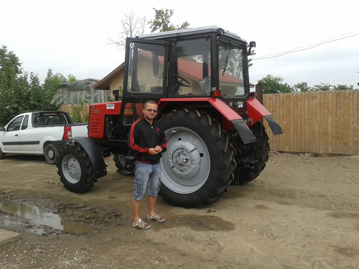 Client alaturi de tractor Belarus
